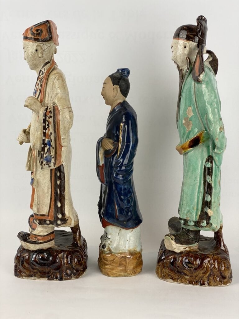 Ensemble de trois (3) sujets en grès émaillé polychrome - Chine - Ils sont repr…
