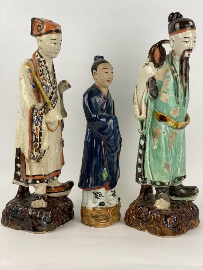 Ensemble de trois (3) sujets en grès émaillé polychrome - Chine - Ils sont repr…