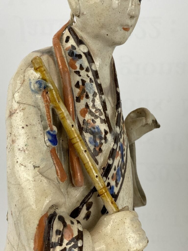 Ensemble de trois (3) sujets en grès émaillé polychrome - Chine - Ils sont repr…