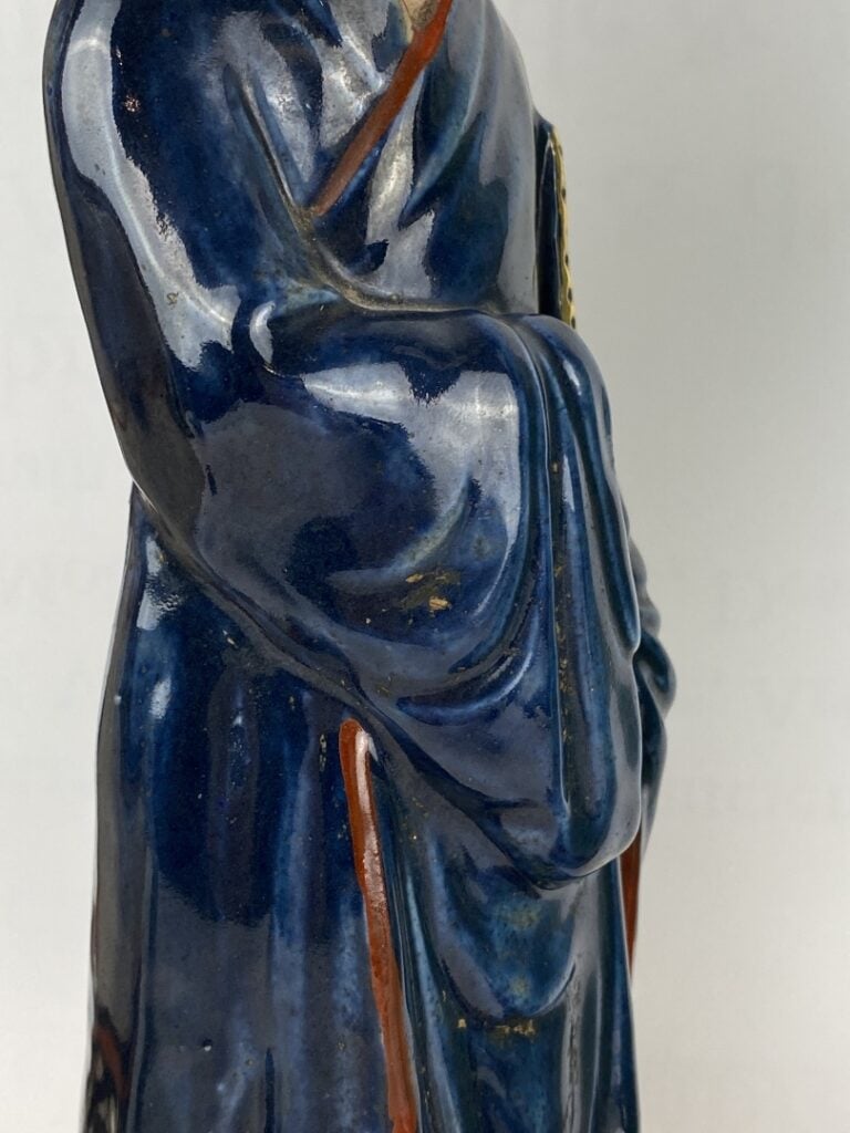 Ensemble de trois (3) sujets en grès émaillé polychrome - Chine - Ils sont repr…