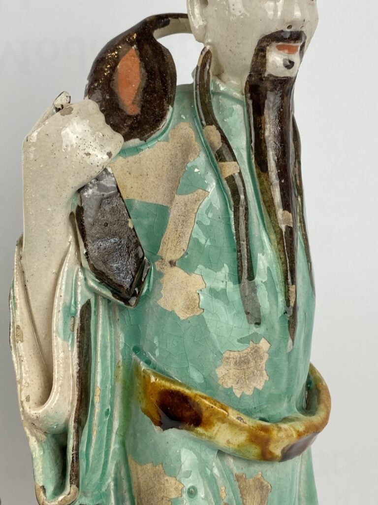 Ensemble de trois (3) sujets en grès émaillé polychrome - Chine - Ils sont repr…