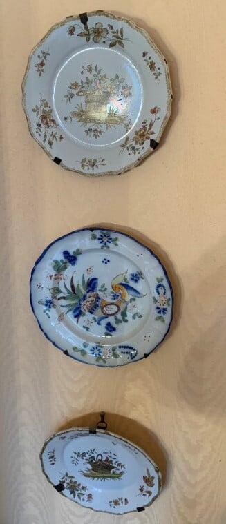Ensemble de trois assiettes en faïence comprenant : - - 2 assiettes en faïence…