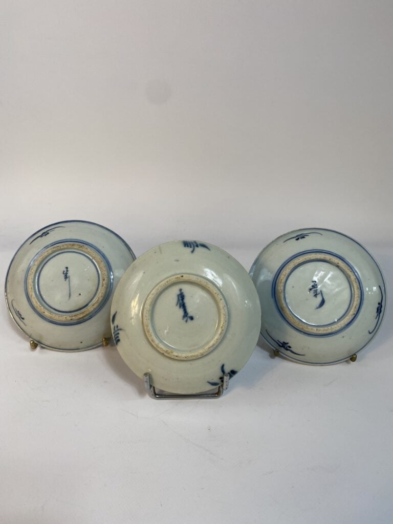 ENSEMBLE DE TROIS ASSIETTES EN PORCELAINE BLEU BLANC - Chine ou Vietnam, - Une…
