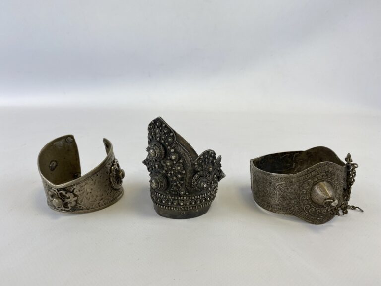 Ensemble de trois bracelets en argent et métal à décor de rinceaux, de motifs g…