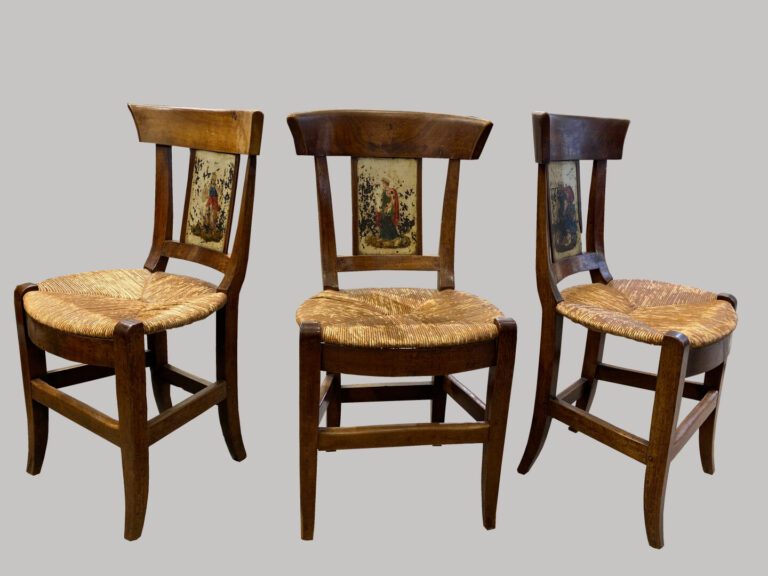 Ensemble de trois chaises à dossier bandeau ajouré et peint de personnages à l'…