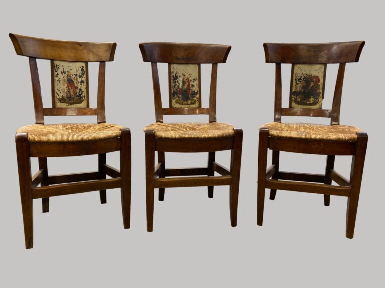 Ensemble de trois chaises à dossier bandeau ajouré et peint de personnages à l'…