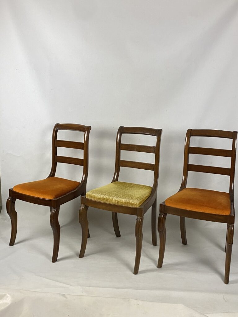 Ensemble de trois chaises en acajou à dossier bandeau ajouré, piètement jarret…