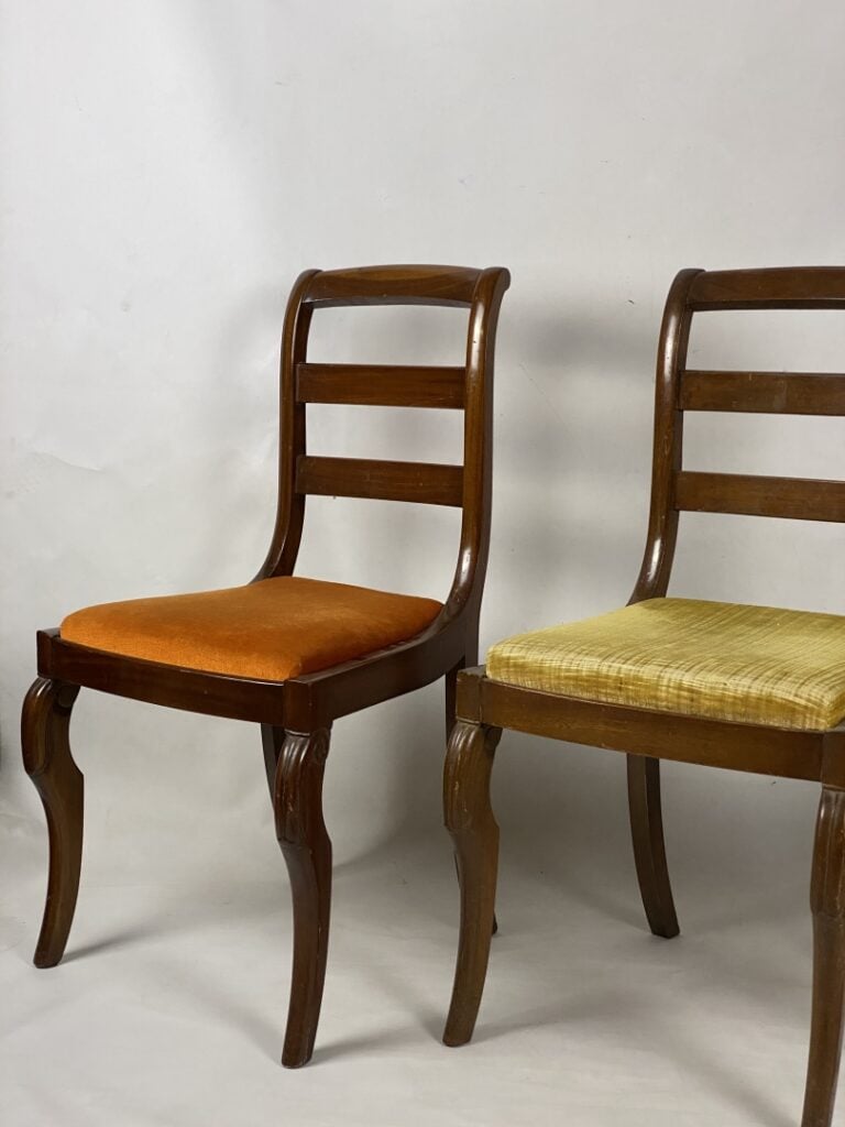 Ensemble de trois chaises en acajou à dossier bandeau ajouré, piètement jarret…