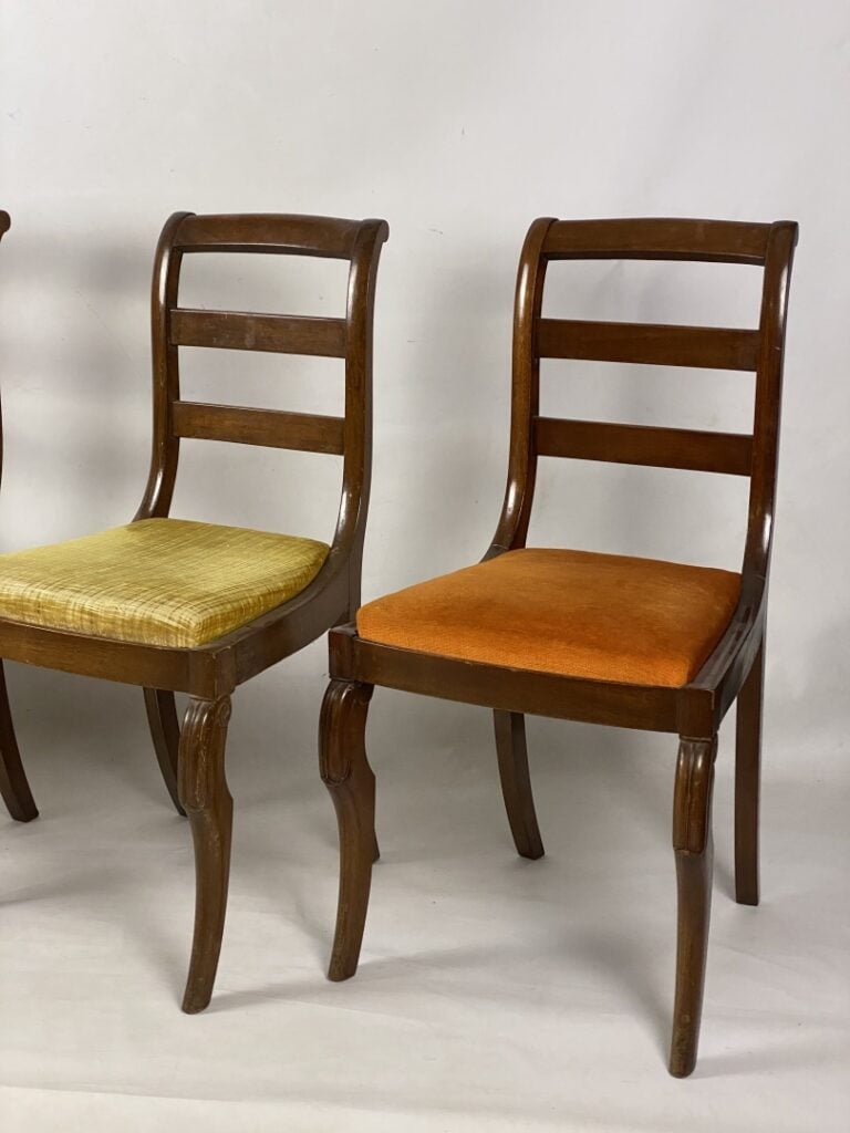 Ensemble de trois chaises en acajou à dossier bandeau ajouré, piètement jarret…