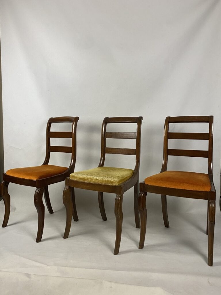 Ensemble de trois chaises en acajou à dossier bandeau ajouré, piètement jarret…