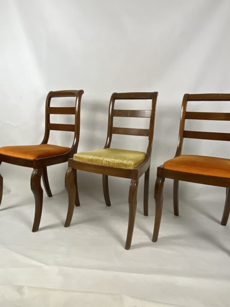 Ensemble de trois chaises en acajou à dossier bandeau ajouré, piètement jarret…