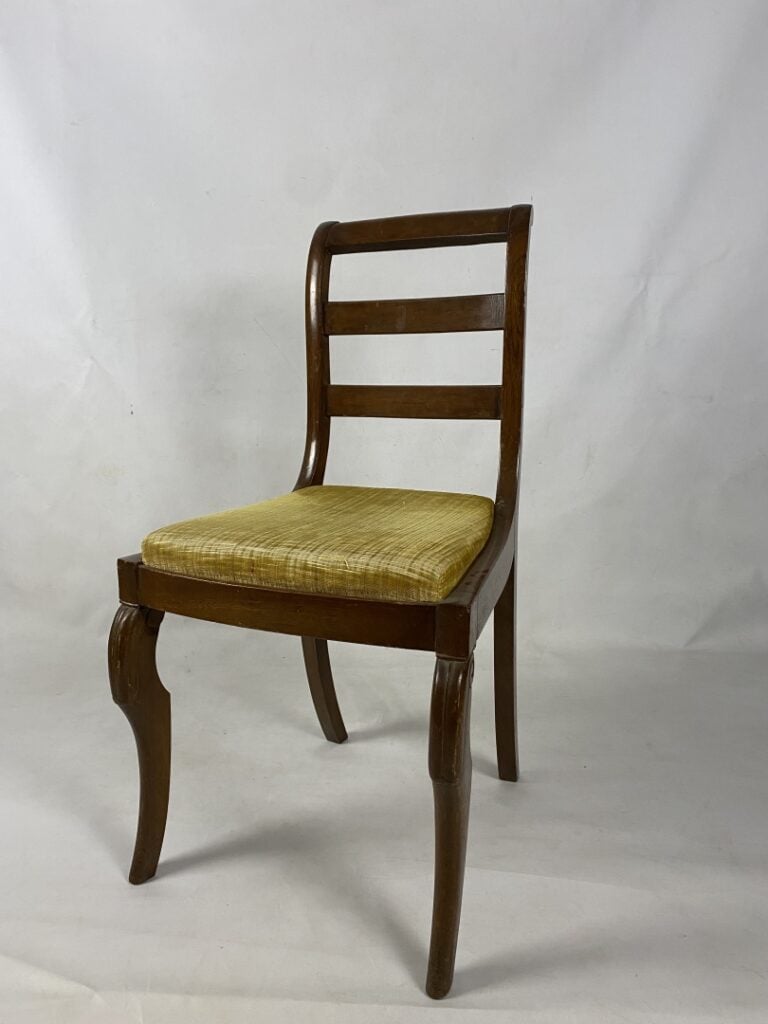 Ensemble de trois chaises en acajou à dossier bandeau ajouré, piètement jarret…