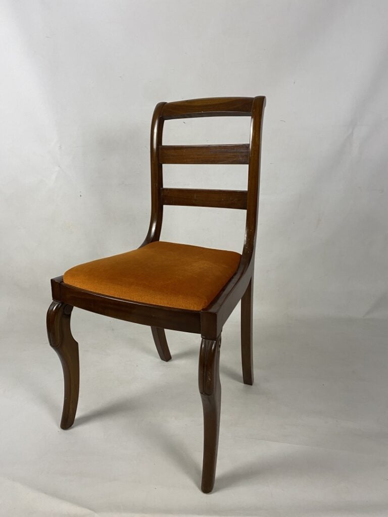 Ensemble de trois chaises en acajou à dossier bandeau ajouré, piètement jarret…