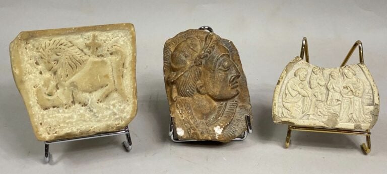 Ensemble de trois éléments en pierre ou marbre sculpté partiellement polychrome…