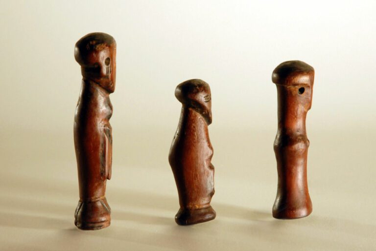 Ensemble de trois fétiches anthropomorphes en bois à patine suintante, Ngakola,…