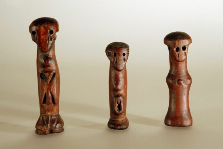 Ensemble de trois fétiches anthropomorphes en bois à patine suintante, Ngakola,…
