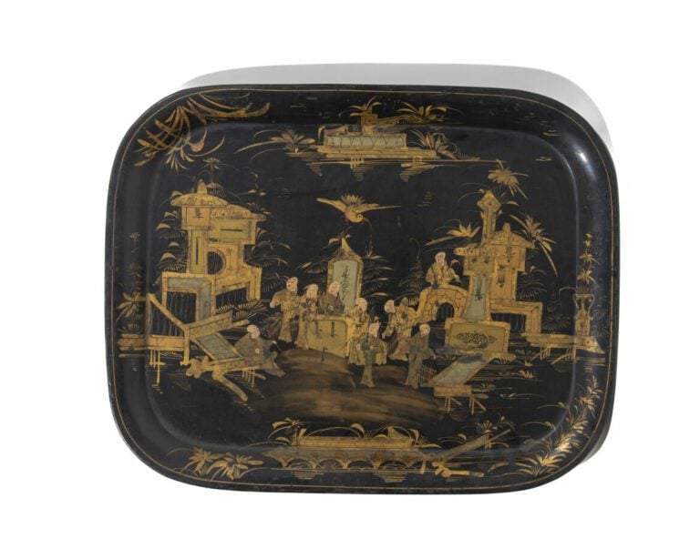 Ensemble de trois plateaux en bois laqué à motifs de chinois 77 x 56 cm, 76 x 5…