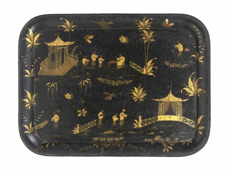 Ensemble de trois plateaux en bois laqué à motifs de chinois 77 x 56 cm, 76 x 5…