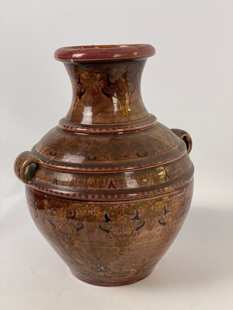 Ensemble de trois plateaux en laiton, bronze et cuivre à décor rayonnant de mot…