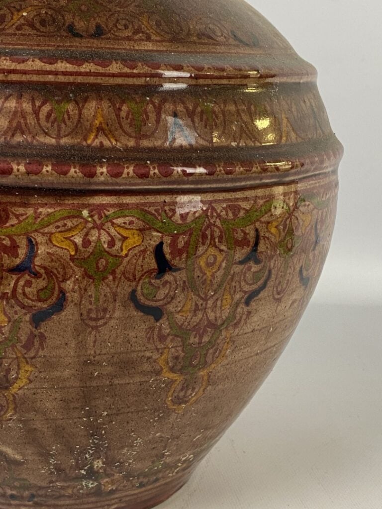 Ensemble de trois plateaux en laiton, bronze et cuivre à décor rayonnant de mot…