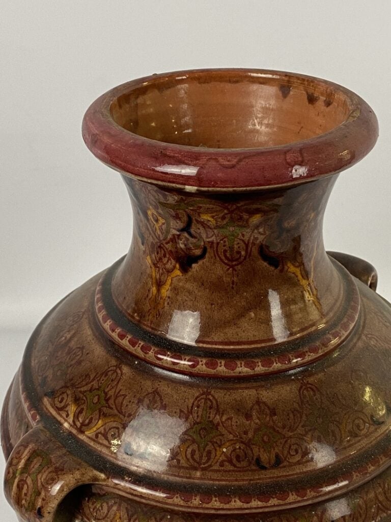 Ensemble de trois plateaux en laiton, bronze et cuivre à décor rayonnant de mot…
