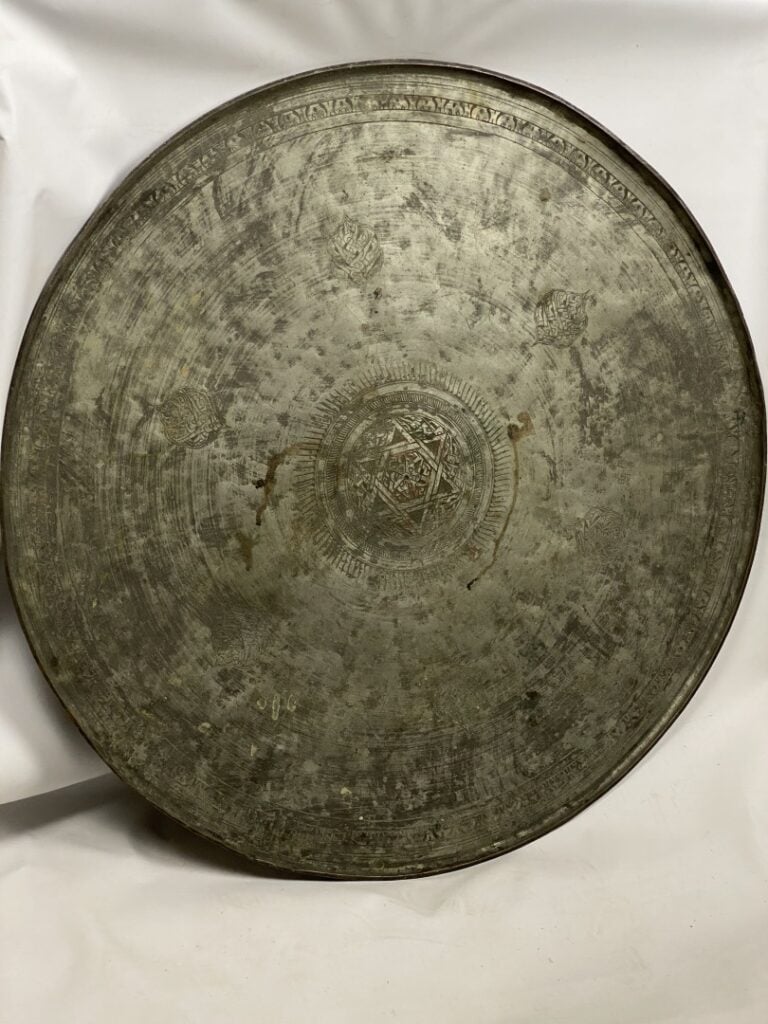 Ensemble de trois plateaux en laiton, bronze et cuivre à décor rayonnant de mot…