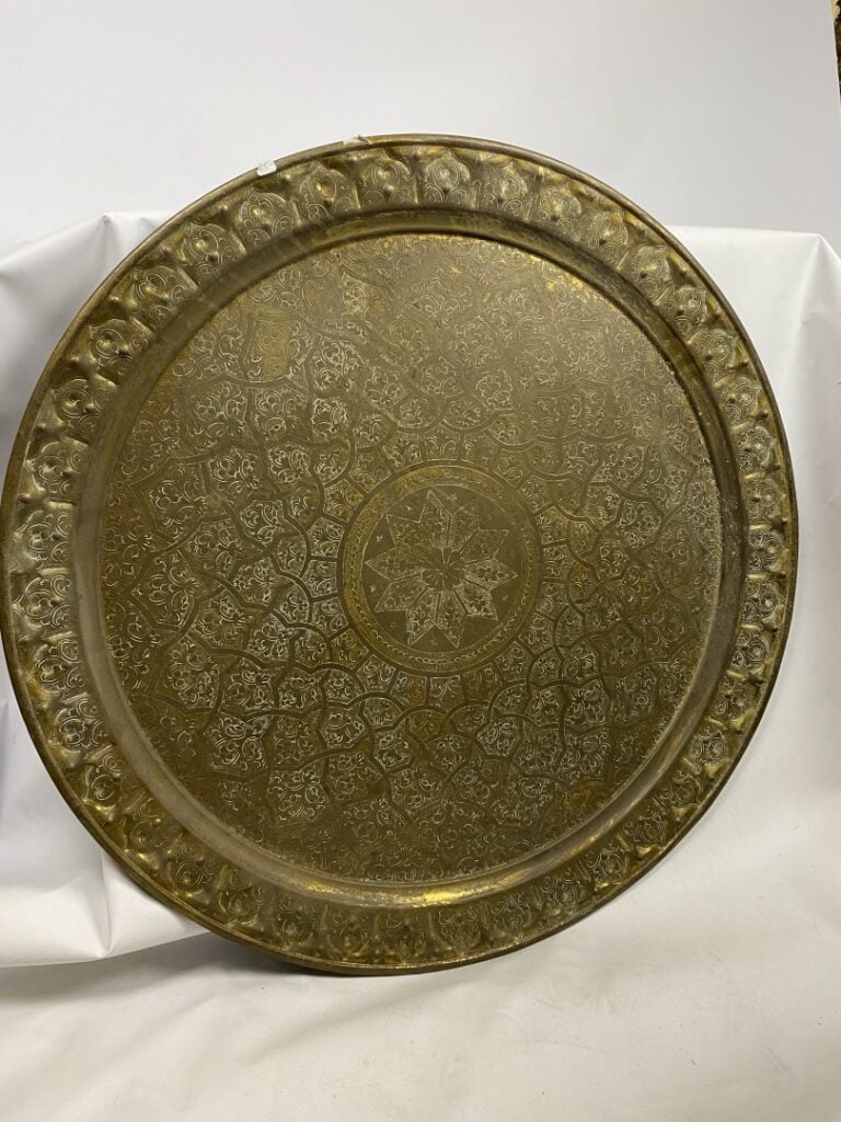Ensemble de trois plateaux en laiton, bronze et cuivre à décor rayonnant de mot…