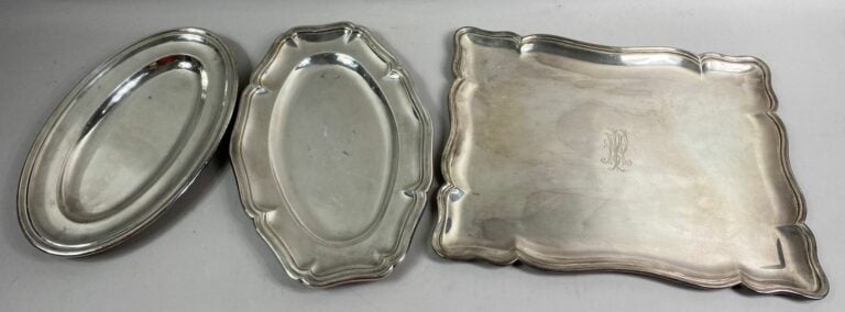 Ensemble de trois plateaux en métal argenté de forme ovale ou polylobée modèle…