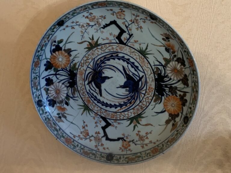 Ensemble de trois plats : - - un plat ovale en faïence à décor floral. 61 x 37…