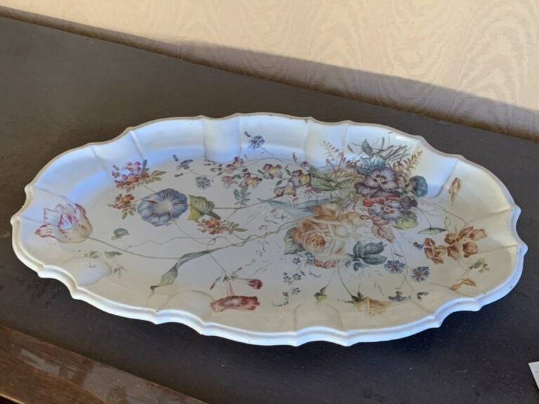 Ensemble de trois plats : - - un plat ovale en faïence à décor floral. 61 x 37…