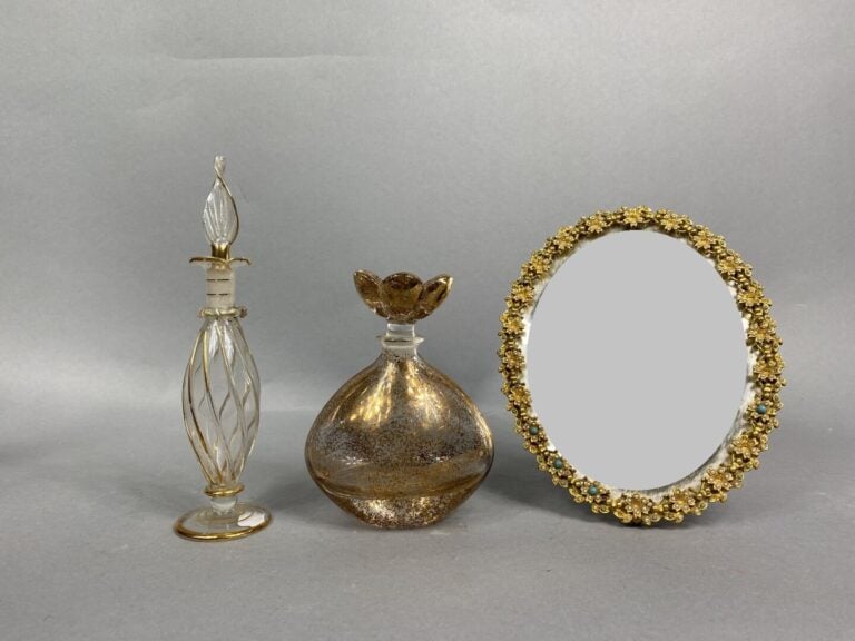 Ensemble de verrerie comprenant une partie de garniture de toilette, des flacon…