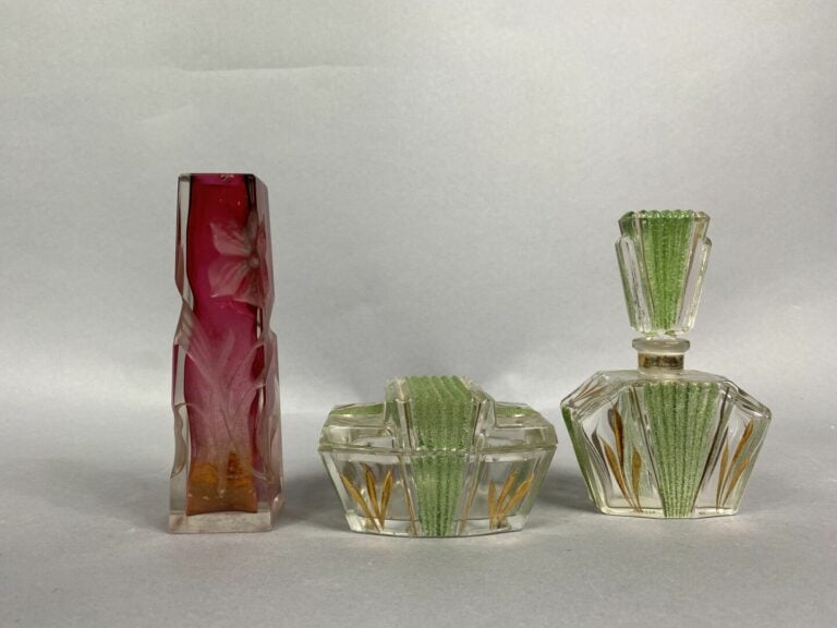 Ensemble de verrerie comprenant une partie de garniture de toilette, des flacon…