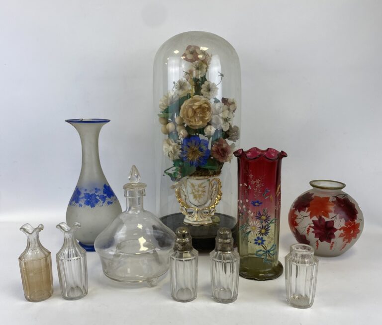 Ensemble de verreries comprenant des vases, flacons en verre, globe...
