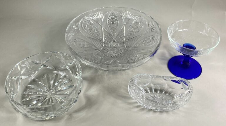 Ensemble de verreries comprenant une coupe ronde Saint Louis à décor taillé, un…