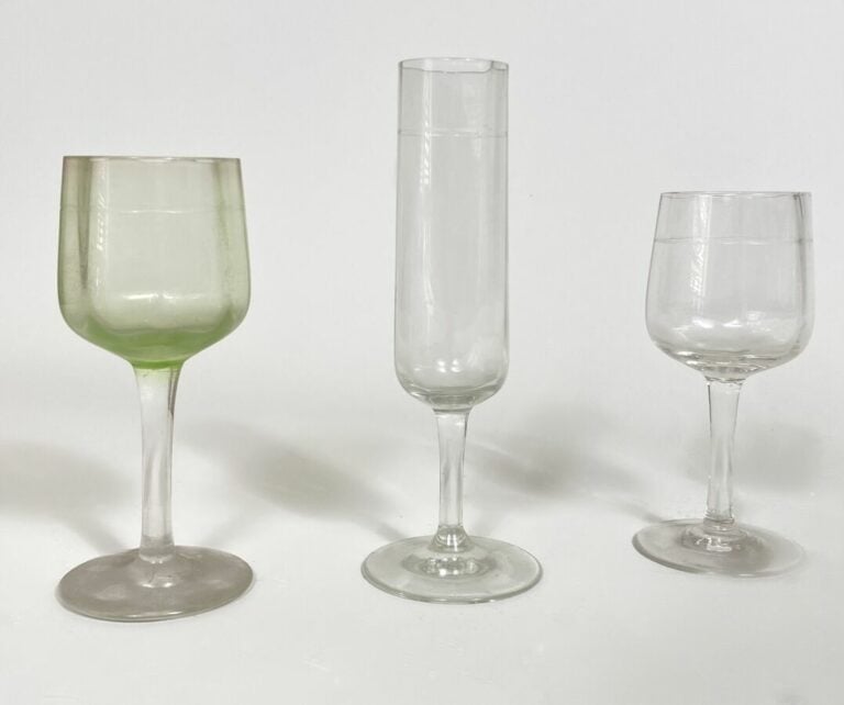 Ensemble de verres à pied comprenant : 11 verres à pied vert absinthe à légères…