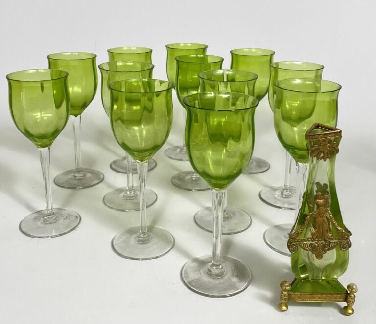 Ensemble de verres à pied comprenant : 11 verres à pied vert absinthe à légères…