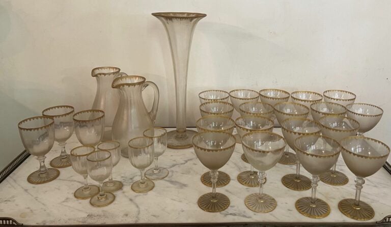 Ensemble de verres en cristal comprenant :17 coupes, - 5 verres à eau, un grand…