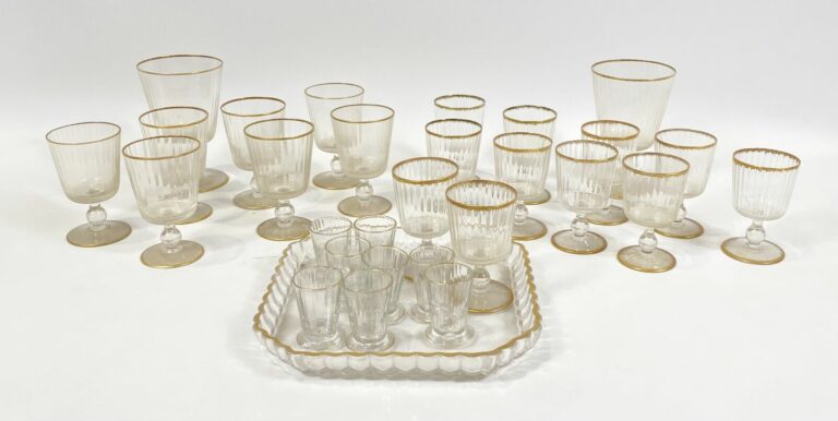 Ensemble de verres en cristal côtelé à bord doré (environ 26 pièces)