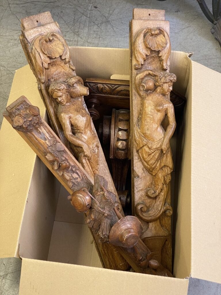 Ensemble d'éléments en bois sculpté
