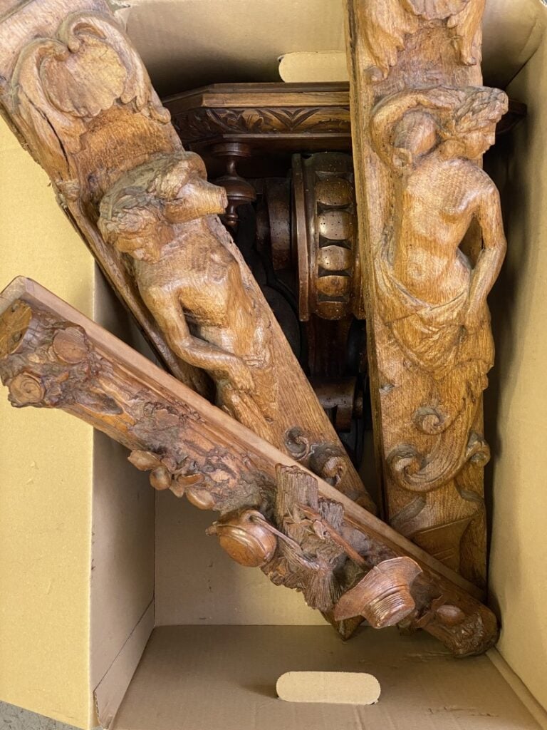 Ensemble d'éléments en bois sculpté