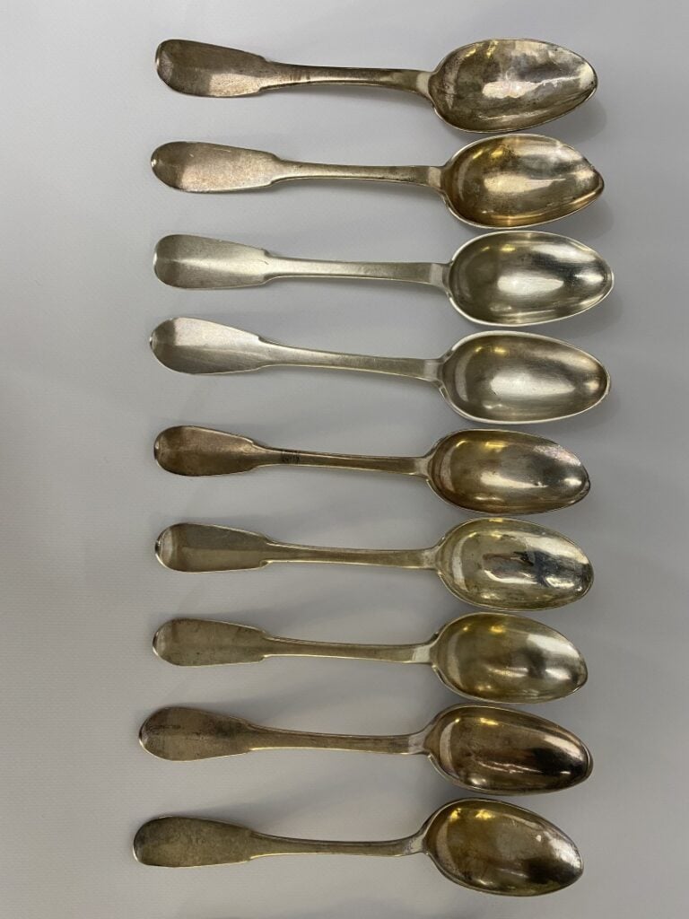 Ensemble dépareillés de couvert en argent comprenant 12 petites cuillères, 9 gr…