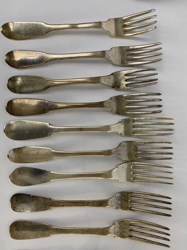 Ensemble dépareillés de couvert en argent comprenant 12 petites cuillères, 9 gr…