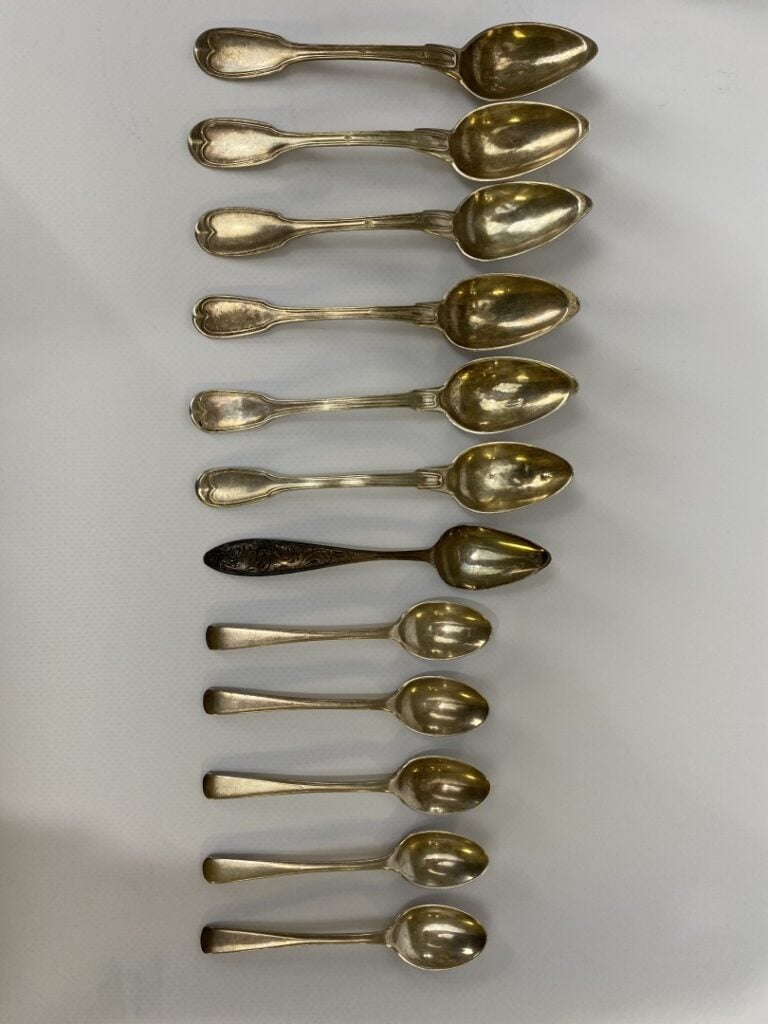 Ensemble dépareillés de couvert en argent comprenant 12 petites cuillères, 9 gr…