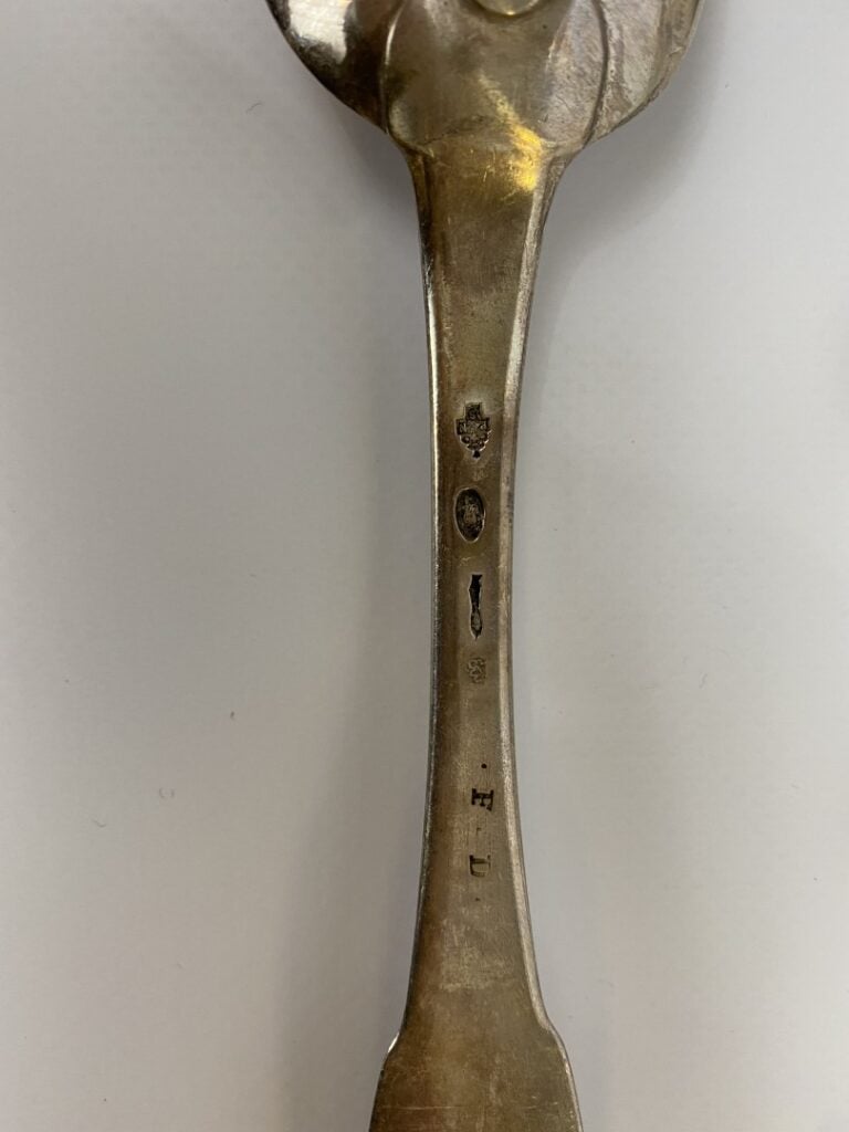 Ensemble dépareillés de couvert en argent comprenant 12 petites cuillères, 9 gr…