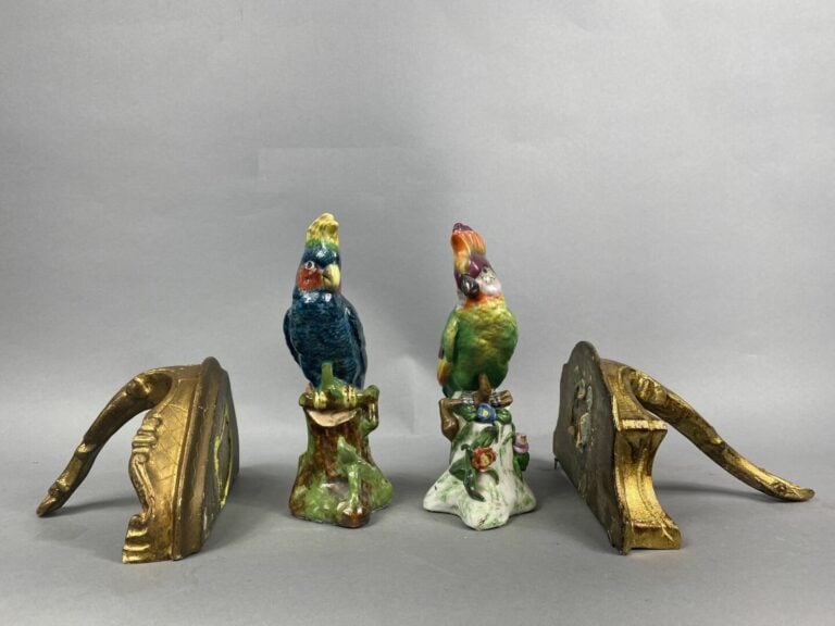 Ensemble d'oiseaux en céramique émaillée polychrome fixés sur des consoles en b…
