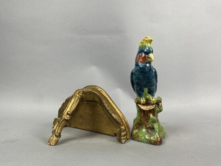 Ensemble d'oiseaux en céramique émaillée polychrome fixés sur des consoles en b…