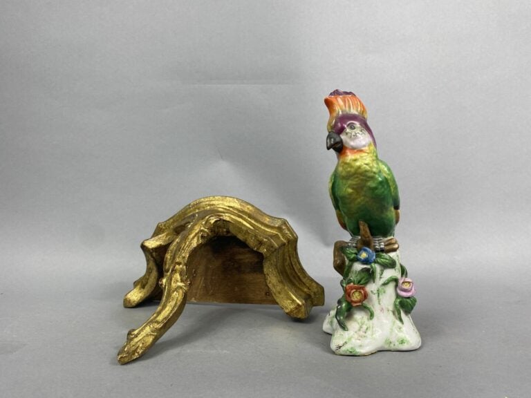 Ensemble d'oiseaux en céramique émaillée polychrome fixés sur des consoles en b…