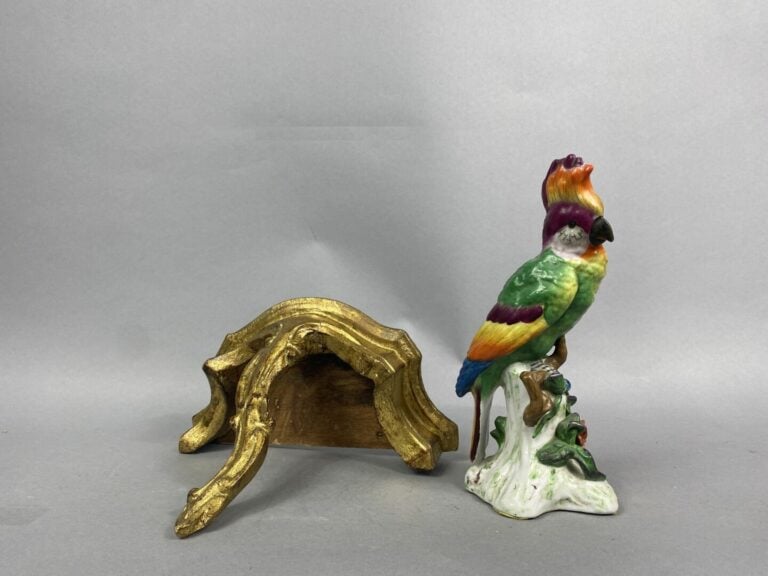 Ensemble d'oiseaux en céramique émaillée polychrome fixés sur des consoles en b…