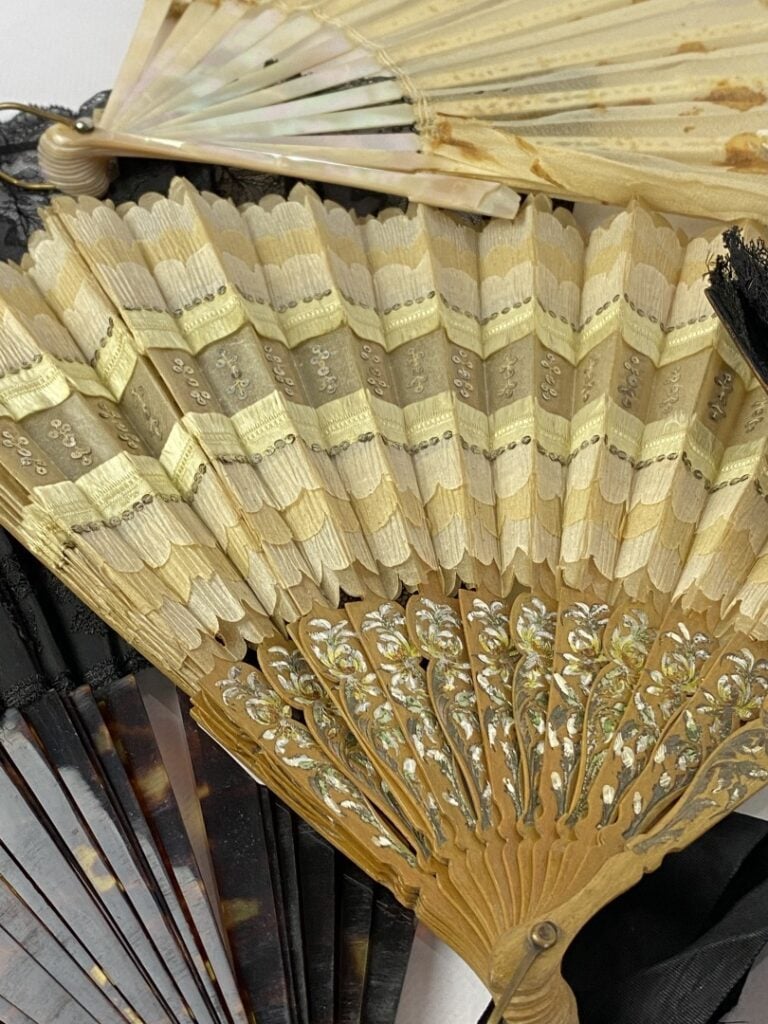 Ensemble d'une dizaine d'eventails à feuille peinte ou dentelle - Les brins en…