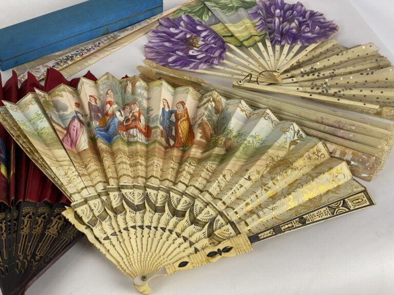 Ensemble d'une dizaine d'eventails à feuille peinte ou dentelle - Les brins en…